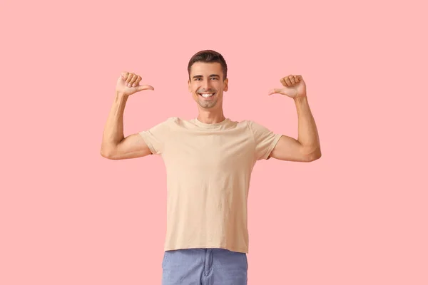 Hombre Joven Guapo Elegante Camiseta Sobre Fondo Color — Foto de Stock