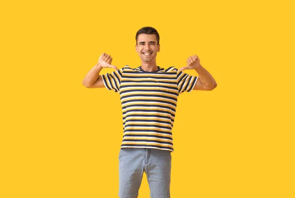 Hombre Joven Guapo Elegante Camiseta Sobre Fondo Color —  Fotos de Stock