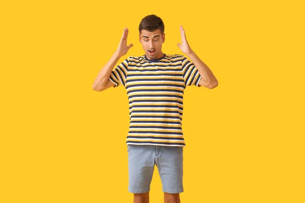 Överraskad Ung Man Snygg Shirt Färg Bakgrund — Stockfoto