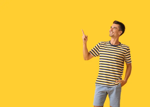 Hombre Joven Guapo Elegante Camiseta Que Apunta Algo Fondo Color —  Fotos de Stock