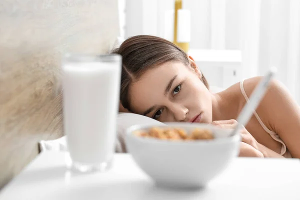 年轻女子卧房桌上的食物 厌食症概念 — 图库照片