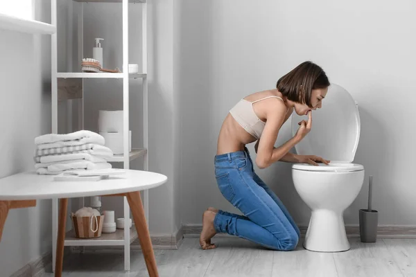 Jovem Mulher Perto Vaso Sanitário Banheiro Conceito Anorexia — Fotografia de Stock