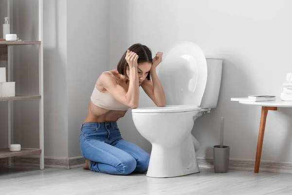 Jonge Vrouw Buurt Toilet Kom Badkamer Het Begrip Anorexia — Stockfoto