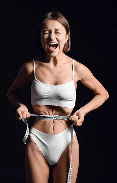 Mulher Estressada Com Fita Métrica Fundo Escuro Conceito Anorexia — Fotografia de Stock