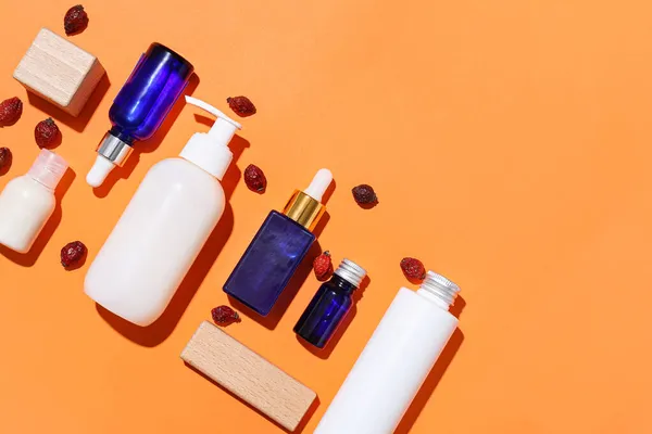 Set Med Olika Kosmetiska Produkter Och Nypon Bär Färg Bakgrund — Stockfoto