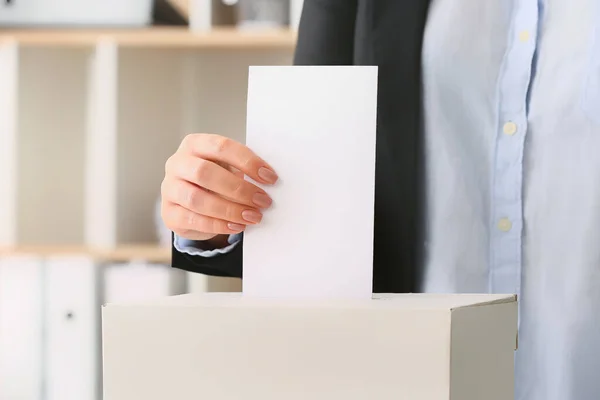 Γυναίκα Που Ψηφίζουν Στο Εκλογικό Τμήμα — Φωτογραφία Αρχείου