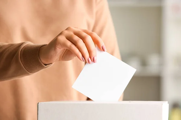 Głosowania Lokalu Wyborczego Kobieta — Zdjęcie stockowe