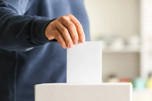 Człowiek Głosujący Lokalu Wyborczym — Zdjęcie stockowe