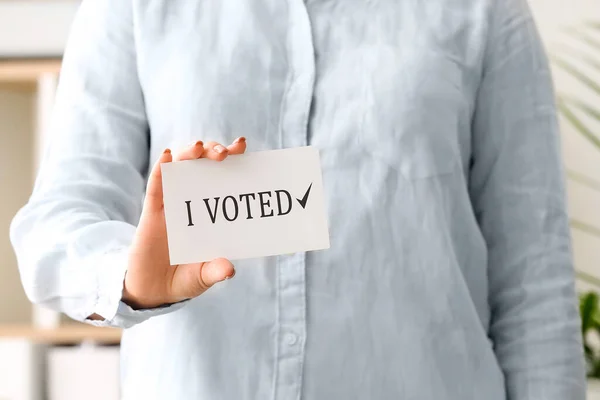 Kobieta Trzymająca Papier Tekstem Głosowałem Zbliżenie — Zdjęcie stockowe