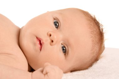 Küçük bebek beyaz arka planda yatıyor, yakın plan