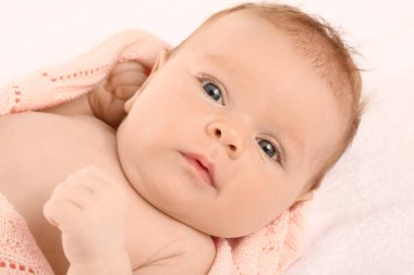 Yatakta uzanmış küçük bebek