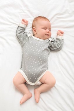 Küçük bebek yatakta uyku