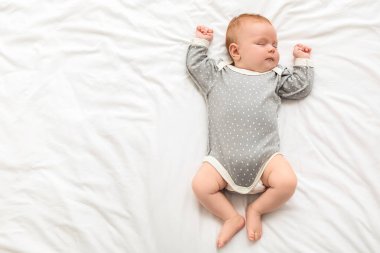 Küçük bebek yatakta uyku