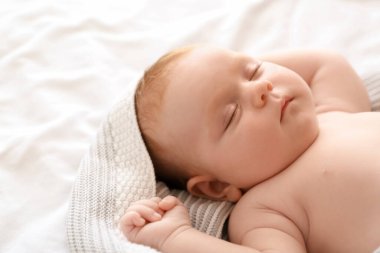 Küçük bebek yatakta uyku