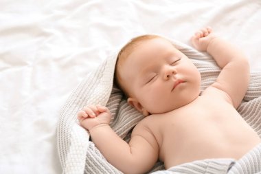 Küçük bebek yatakta uyku