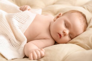 Küçük bebek yatakta uyku