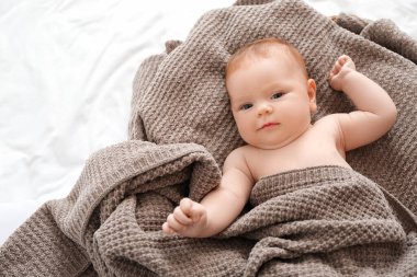 Yatakta uzanmış küçük bebek