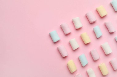 Renkli arka planda lezzetli marşmelovlar