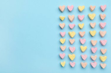 Renkli arka planda lezzetli marşmelovlar