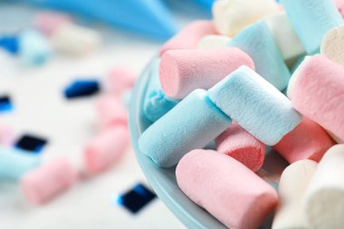 Lezzetli marşmelovlar masada, yakın plan.