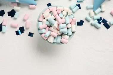 Lezzetli marşmelovlar ve hafif arka planda konfeti.