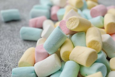 Gri arkaplanda lezzetli marşmelovlar, yakın plan.