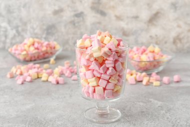 Gri arkaplanda lezzetli şekerlemeler.