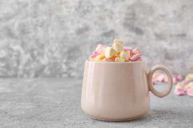 Gri arkaplanda lezzetli şekerlemeler, yakın plan.