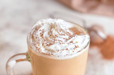 Cam bardak lezzetli Tiramisu Latte masada, yakın plan.