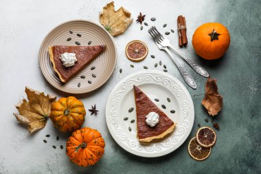 Renkli balkabağı turtası parçalarıyla sonbahar kompozisyonu