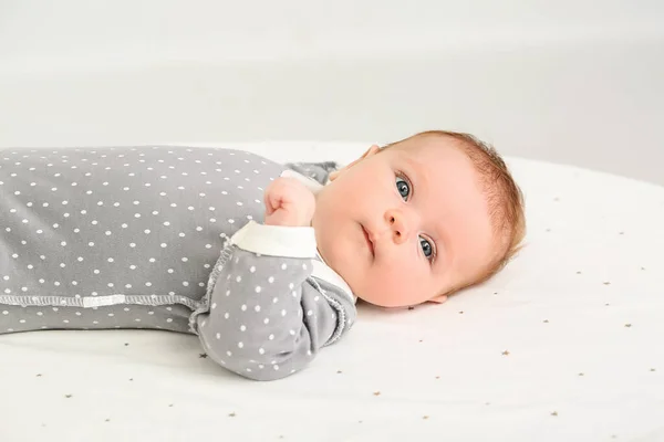 Pequeno Bebê Deitado Fundo Luz — Fotografia de Stock