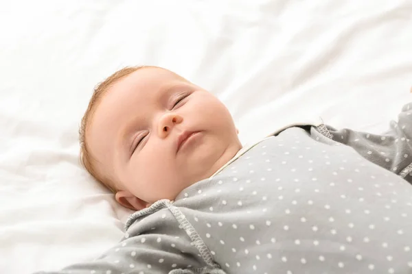 Pequeño Bebé Durmiendo Cama — Foto de Stock