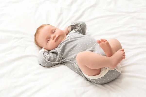 Pequeno Bebê Dormindo Cama — Fotografia de Stock