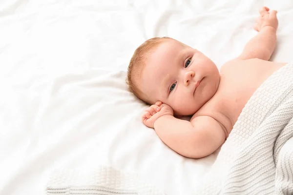 Małe Dziecko Leżące Łóżku — Zdjęcie stockowe
