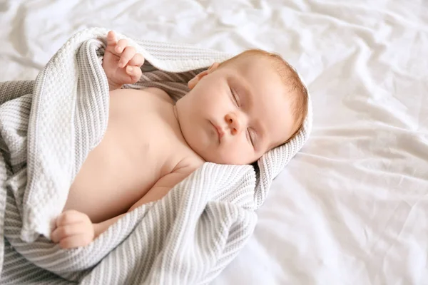 Pequeno Bebê Dormindo Cama — Fotografia de Stock