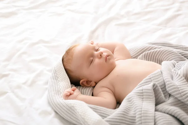 Bambino Che Dorme Sul Letto — Foto Stock