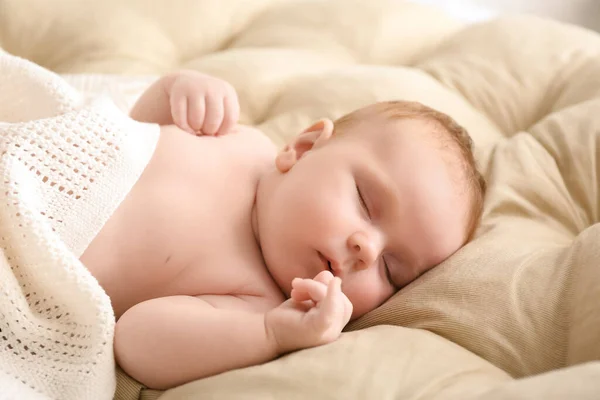 Küçük Bebek Yatakta Uyku — Stok fotoğraf