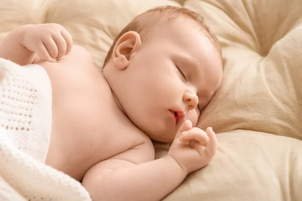 Pequeno Bebê Dormindo Cama — Fotografia de Stock