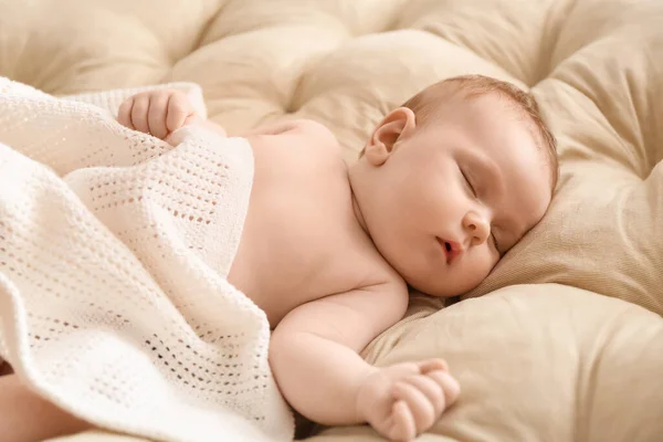 Küçük Bebek Yatakta Uyku — Stok fotoğraf