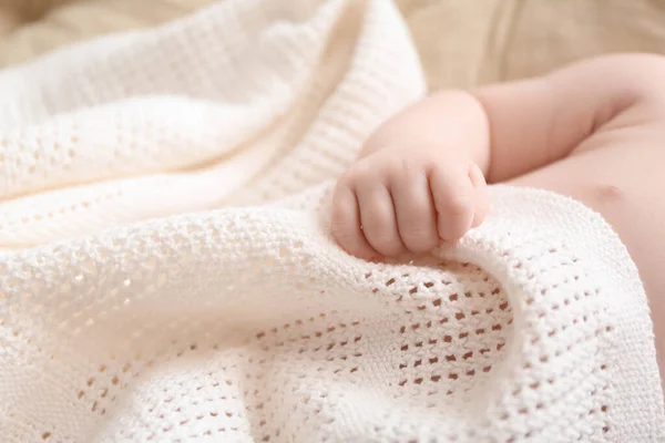 Αξιολάτρευτο Χέρι Μωρού Στο Κρεβάτι Κοντινό Πλάνο — Φωτογραφία Αρχείου
