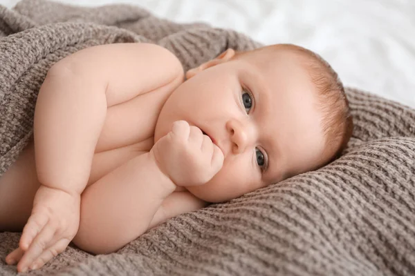 Малыш Лежит Кровати — стоковое фото