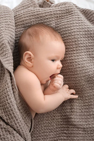 Μικρό Μωρό Ξαπλωμένο Καρό Κοντινό Πλάνο — Φωτογραφία Αρχείου