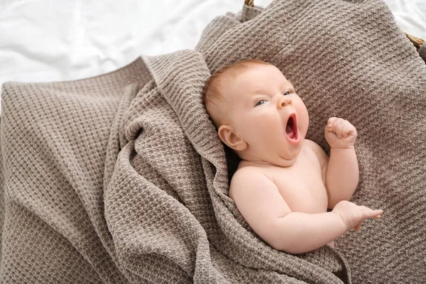 Pequeno Bebê Deitado Cama — Fotografia de Stock