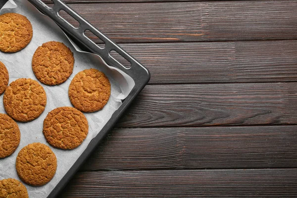 Ahşap arka planda lezzetli hojicha kurabiyeleriyle pişirme yemeği, yakın plan.