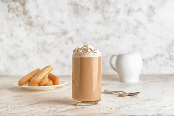 Glas Leckerer Tiramisu Latte Auf Hellem Hintergrund — Stockfoto