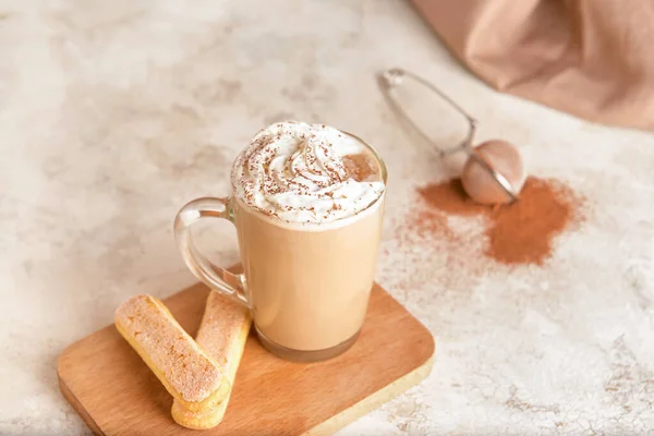 Verre Tiramisu Latte Savoureux Sur Fond Clair — Photo