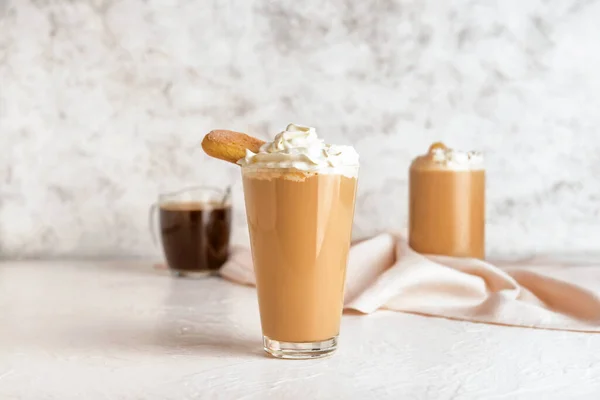 Bril Smakelijk Tiramisu Latte Tafel — Stockfoto