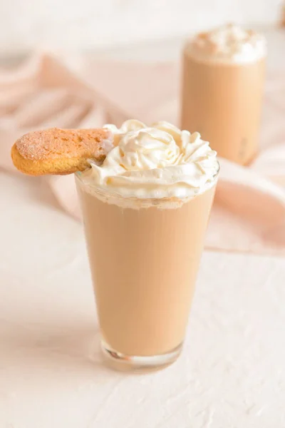 Glas Smakelijk Tiramisu Latte Witte Achtergrond — Stockfoto