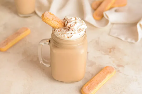 Barattolo Massone Gustoso Tiramisu Latte Sfondo Chiaro — Foto Stock