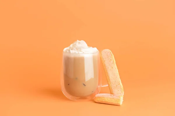 Copo Saboroso Tiramisu Latte Fundo Laranja — Fotografia de Stock